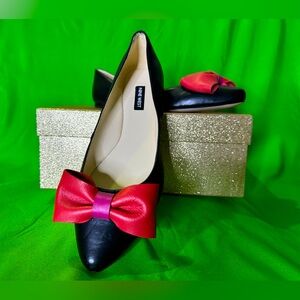 Black flats with a POP of color! Make a statement with these! Size 8